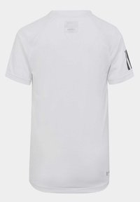 Camiseta atlética blanca de manga corta con una textura suave. Presenta un cuello redondo y acentos negros en las mangas. Diseño simple y moderno.