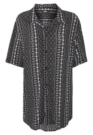 Czarna i biała koszula z krótkim rękawem zapinana na guziki, z pionowymi geometrycznymi i plemiennymi wzorami, kołnierzykiem i metką marki wewnątrz dekoltu.