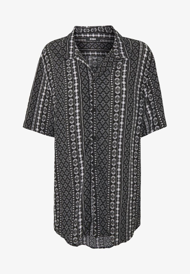 Chemise à manches courtes noir et blanc avec boutons, motifs géométriques verticaux et tribaux, col et étiquette de marque à l'intérieur de l'encolure.