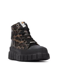 Sneaker alto in stampa leopardata realizzato in materiale sintetico, con lacci neri, suola spessa in gomma nera e etichetta con logo sulla linguetta.