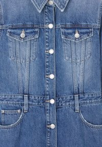 Ljusblå denimklänning med knäppning fram, två bröstfickor och midja med bälte. Distinkt sömnad och metallför att accentuera detaljer.