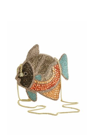 Perlenbesetzte, bunte handtasche in fischform mit goldener kettenriemen und kleinem goldenen fischanhänger am riemen vor weißem hintergrund.