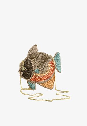 Perlenbesetzte, bunte handtasche in fischform mit goldener kettenriemen und kleinem goldenen fischanhänger am riemen vor weißem hintergrund.
