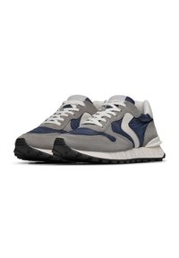 Graue Wildleder- und marineblaue Leder-Sneaker mit weißen Schnürsenkeln, ausgestattet mit einer strukturierten Sohle und einem markanten Logo an der Ferse.