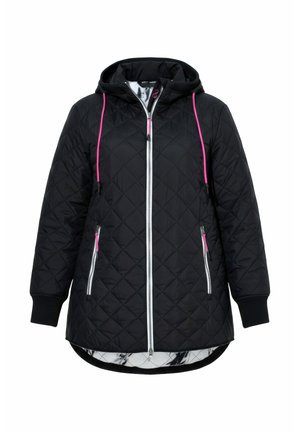 Svart quiltad jacka med huva, framdragkedja och rosa dragsnören; har elastiska ärmslut och sidofickor med kontrasterande dragkedjor.