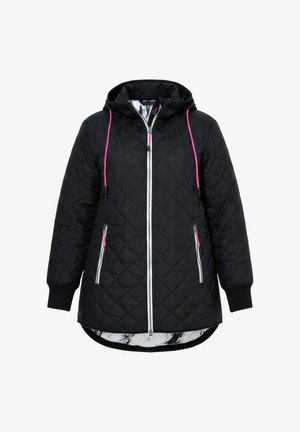 Czarna pikowana kurtka z kapturem, zamkiem błyskawicznym z przodu i różowymi ściągaczami; posiada elastyczne mankiety i boczne kieszenie z kontrastującymi zamkami.