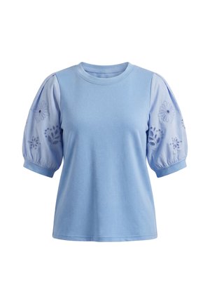 Haut bleu clair à manches courtes avec manches bouffantes transparentes ornées de broderies florales et poignets côtelés.