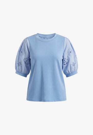 Top albastru deschis cu mâneci scurte, mâneci bufante transparente cu broderie florală și manșete tricotate.