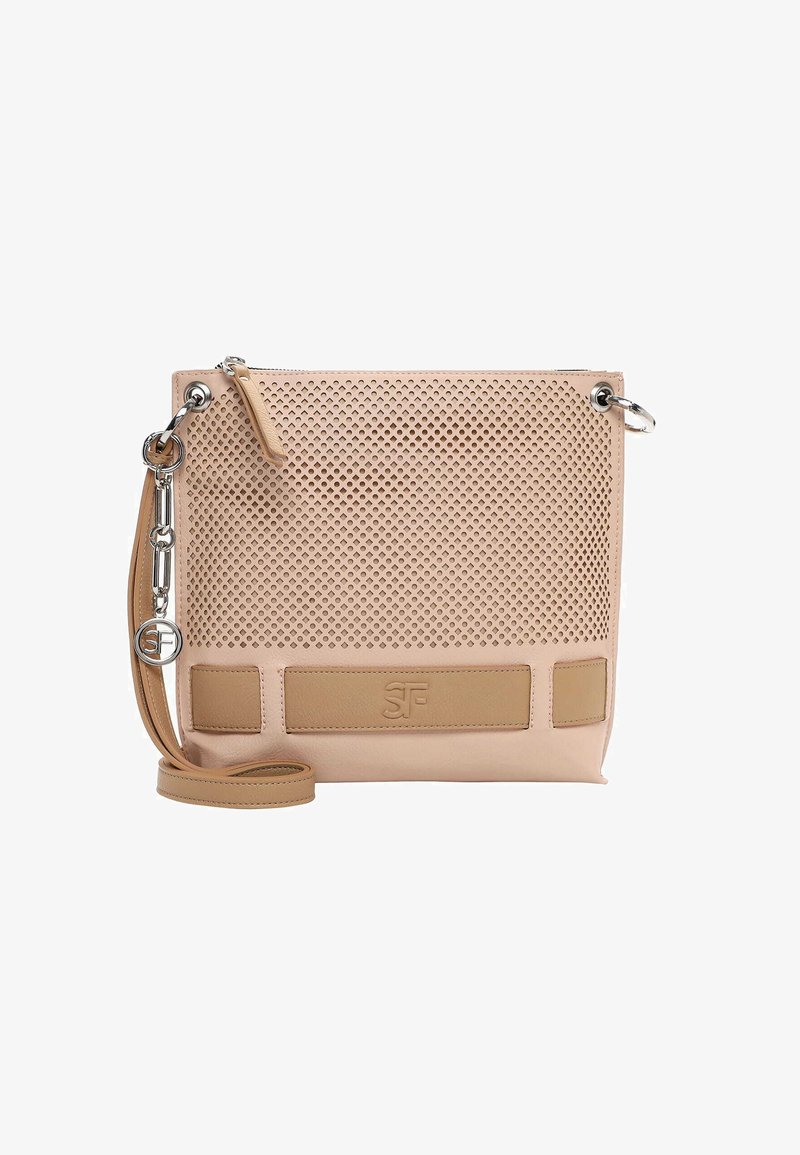 Borsa a tracolla beige chiaro con frontale traforato, dettagli in pelle, accessori in argento e tracolla regolabile con charm circolare.