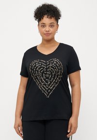 Μαύρη κοντομάνικη μπλούζα με V-λαιμό, που διαθέτει ένα χρυσό γραφικό καρδιάς φτιαγμένο από κείμενο σε διάφορες γραμματοσειρές, από μαλακό βαμβακερό ύφασμα.