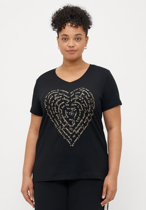 Čierne tričko s krátkym rukávom a výstrihom do V, s grafikou zlatého srdca vytvorenou z textu v rôznych písmach, vyrobené z jemnej bavlny.