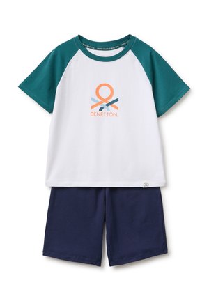 Kurzärmeliges Raglan-Shirt mit türkisfarbenen Ärmeln und weißem Körper, mit einem mehrfarbigen Benetton-Logo, kombiniert mit marineblauen Shorts.