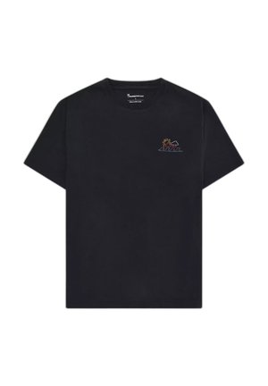 Zwart T-shirt met korte mouwen en een klein kleurrijk geborduurd ontwerp van een zon, wolk en bergen op de linkerborst.