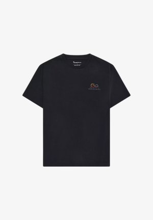 Camiseta negra de manga corta con un pequeño diseño bordado en colores de un sol, una nube y montañas en el pecho izquierdo.