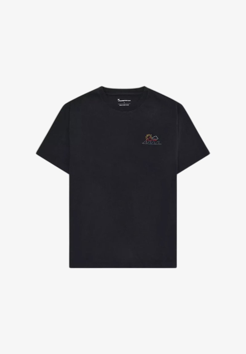 T-shirt noir à manches courtes avec petit motif brodé coloré représentant un soleil, un nuage et des montagnes sur la poitrine gauche.
