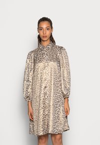 YAS YASLEONA DRESS VIP - Vestido de dia - frosted almond/leona