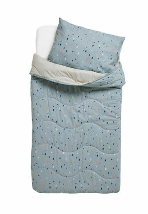 Einzelbett mit hellblauem Kissen und Bettdecke mit verstreutem mehrfarbigem abstraktem gesprenkeltem Muster und wellenförmiger Steppnaht.