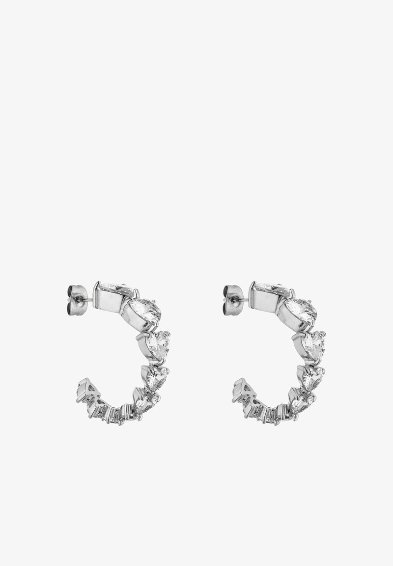 Silberne Creolen mit einer Mischung aus birnen- und baguetteförmigen klaren Edelsteinen, die entlang der Vorderseite angeordnet sind, mit polierter Metallrückseite.