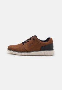 Braune Leder-Sneaker mit durchbrochenen Details, marineblauen Akzenten und schwarzen Schnürsenkeln. Verfügt über eine weiße strukturierte Sohle und dezente Markenkennzeichnung an der Seite.