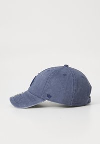 Marineblå kasket med en buet skygge, prydet med et broderet logo på forsiden og en justerbar rem bagpå. Simpelt, afslappet design.