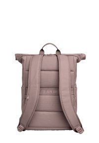 Zaino roll-top in un mormorio mauve. Realizzato in tessuto resistente, presenta una schiena e spallacci imbottiti, con una maniglia superiore e dettagli con il logo.