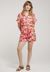 Combinaison légère à manches courtes avec un motif floral dans des tons de rose et d'or, dotée d'une taille cintrée, d'un devant à boutons et d'une coupe décontractée.