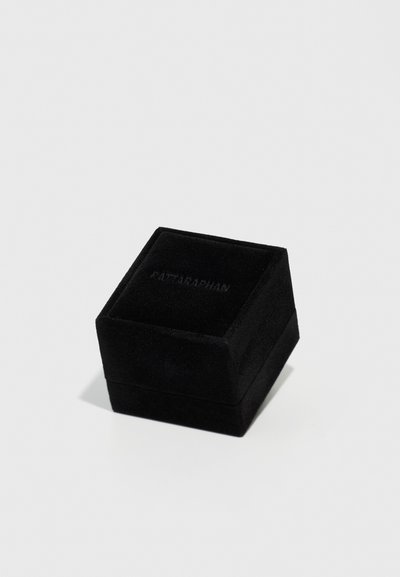 Schwarze Samtjewelkästchen mit quadratischer Form, ausgestattet mit einem vertieften Deckel und einem geprägten Logo auf der Oberseite. Glatte Textur mit matter Oberfläche.