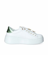 Sneaker piattaforma bianca con una finitura in pelle liscia, accentuazione del tallone verde metallico e occhielli dorati. Caratteristiche: suola in gomma piatta e design con lacci.