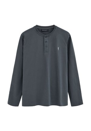 Maglia Henley a maniche lunghe di colore grigio scuro con tre bottoni e un piccolo logo ricamato bianco di un giocatore di polo sul petto sinistro.