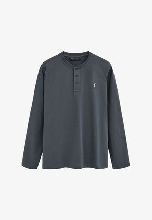 Donkergrijs Henley-shirt met lange mouwen, drie knopen en een klein wit geborduurd logo van een polospeler op de linkerborst.