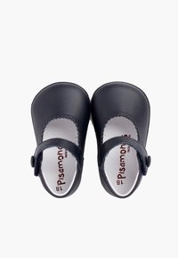 Scarpe per bambini in pelle nera con punta arrotondata, bordi scallop e cinturino regolabile con dettaglio a bottone. Texture liscia e soletta imbottita.