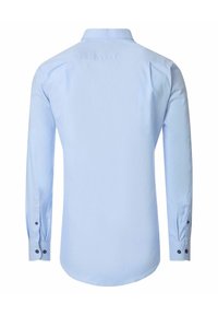  Lichtblauw longsleeve shirt met een klassieke kraag, met knopen dichtgemaakte manchetten met donkere knopen en een gebogen zoom. Gladde stoftextuur.