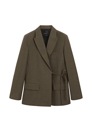 Olijfgroene op maat gemaakte blazer met inkeping revers, lange mouwen, twee klepzakken aan de voorkant, borstzak en zijkant ceintuur sluiting.