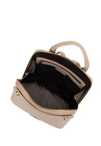 Beżowa torebka o strukturalnym designie, ze złotymi elementami, zamknięciem na zamek i przestronnym czarnym wnętrzem z kieszenią na zamek oraz przegródkami.