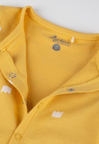 Body giallo per bebè con motivi a corona bianchi, scollo rotondo e chiusure a pressione per una facile vestizione. Materiale in cotone morbido.