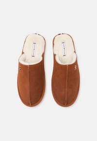Tommy Hilfiger ELEVATED COMFORT HOME SLIPPER - Tøfler - cognac brown