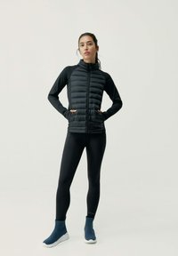 Born Living Yoga ZURI czarny