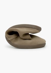 Bruine suède pantoffel met een flexibele ontwerp, een ronde neus en een contrasterende rubberen zool. Beschikt over een unieke gevouwen structuur.
