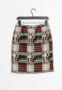 Hame taihtuma, joka on valmistettu kangasta, jossa on raitoja ja lohkoja punaisena, mustana, ruskeana ja beigeenä. Sisältää vyötärönauhan ja laskoksia. Roikkuu koukusta.