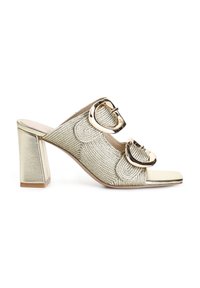 Mule aperte con tacco in tono oro, texture intrecciata, Punta aperta e grandi fibbie circolari. Tacco quadrato spesso per stabilità.