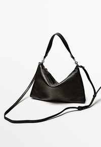 Sort læderhandbag med en trekantet form, kort håndtag og lang aftagelig rem. Inkluderer lynlås lukning og glat overflade.