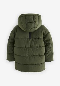 Olivgrön puffjacka med huva, med en quiltad yta, elastiska muddar och en liten svart detalj på ryggen.