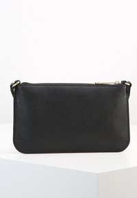 Borsa a zip nera in materiale sintetico testurizzato, caratterizzata da una forma rettangolare elegante e dettagli in metallo dorato.