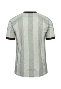 Ljust grå fotbollsdräkt med ett geometriskt mönster, med rund hals, korta ärmar och mörka detaljer vid ärmarna.