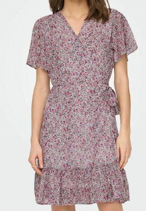 Bloemen wikkeljurk van lichtgewicht stof met een V-hals, korte geplooide mouwtjes en een geruffelde zoom in roze, paars en wit tinten.