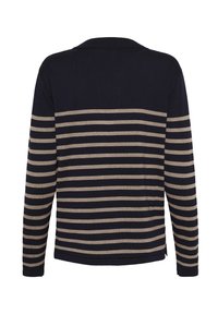 Sweter z długim rękawem w ciemnoniebieskim kolorze z poziomymi beżowymi paskami. Posiada kołnierzyk i rozcięcia po bokach u dołu. Miękka tekstura.