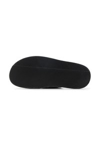 Suola di scarpa in gomma nera con un pattern testurizzato e rigato per un'ottima aderenza. Forma della punta arrotondata, bordi lisci e design minimale.