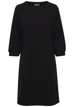 Fekete A-vonalú ruha texturált anyagból, kerek nyakkivágással és háromnegyedes ujjakkal, egyszerű és letisztult dizájnnal.