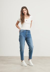 Tommy Jeans MOM JEAN  - Laisvo kirpimo džinsai - denim medium