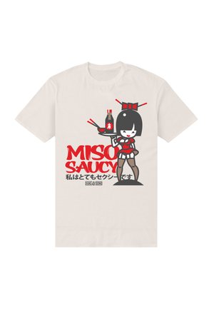 Weißes Baumwoll-T-Shirt mit einem grafischen Motiv eines Charakters, der eine Flasche mit der Aufschrift "Miso" hält, in Rot- und Schwarz-Tönen und fettem Text mit der Aufschrift "MISO SAUCY."